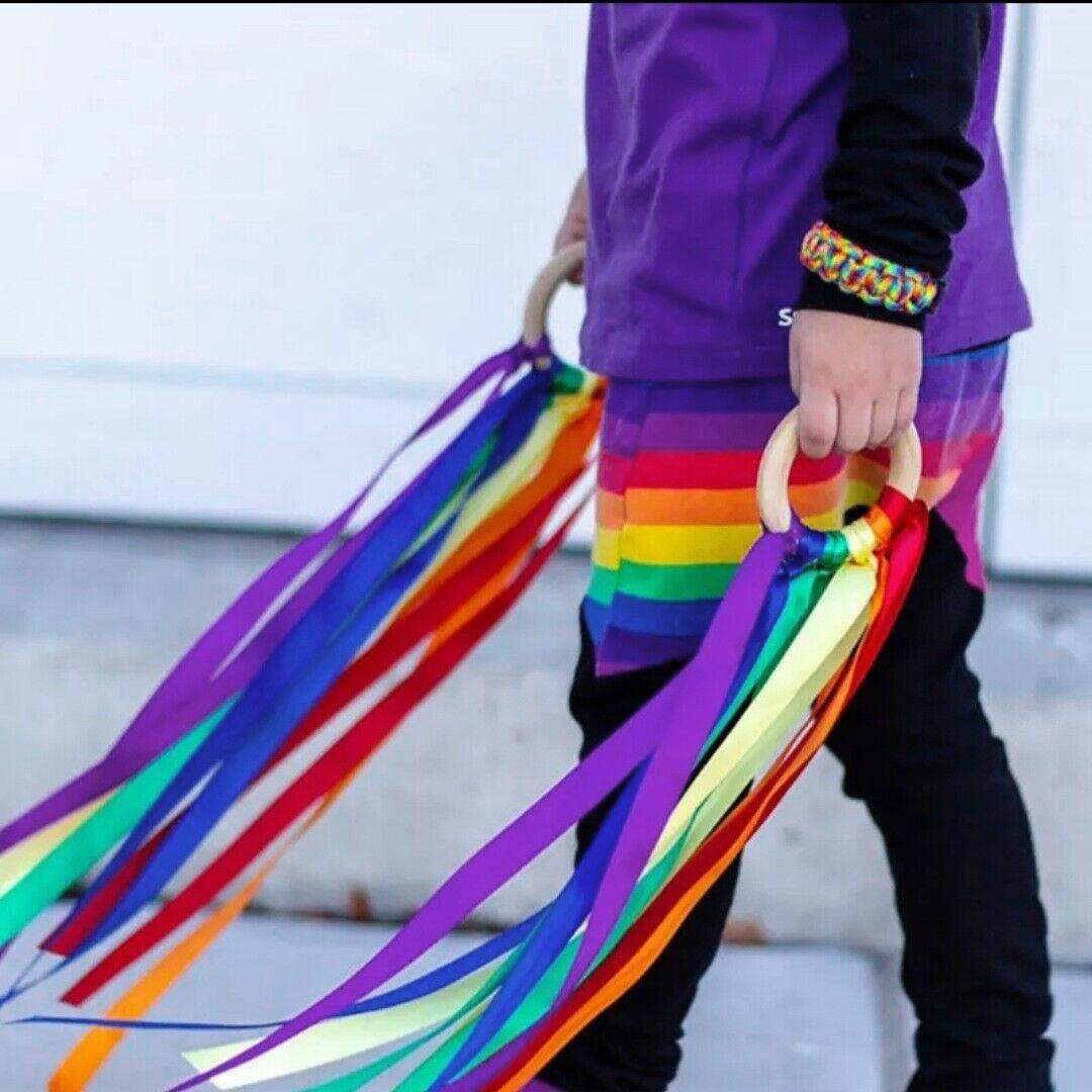 Sanselegetøj med farverige stofstrimler