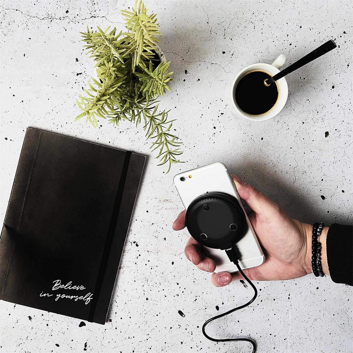 Langaton matkapuhelinlaturi autoon imukupilla varustettuna