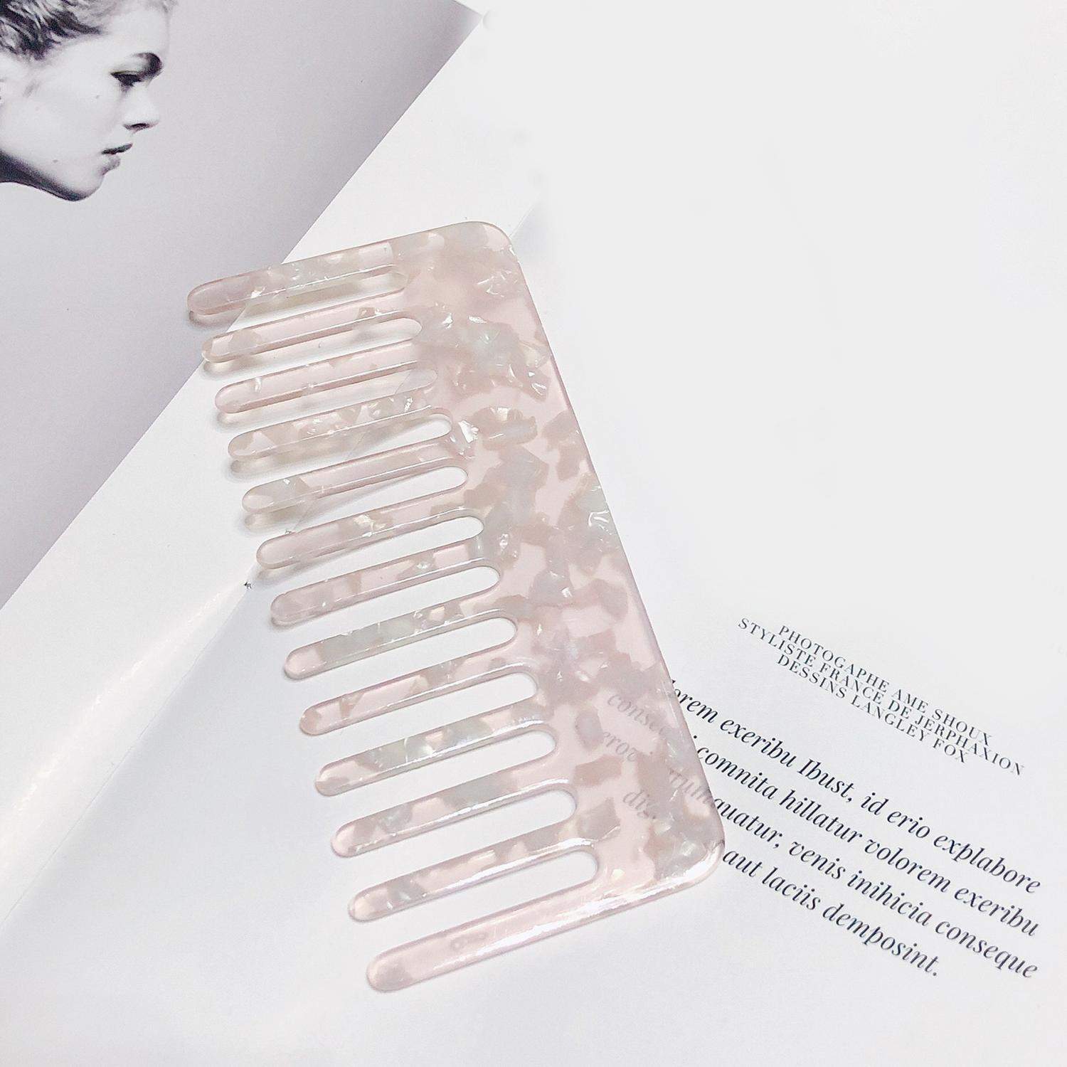 Antistaattinen kampa marmoroidulla kuviolla