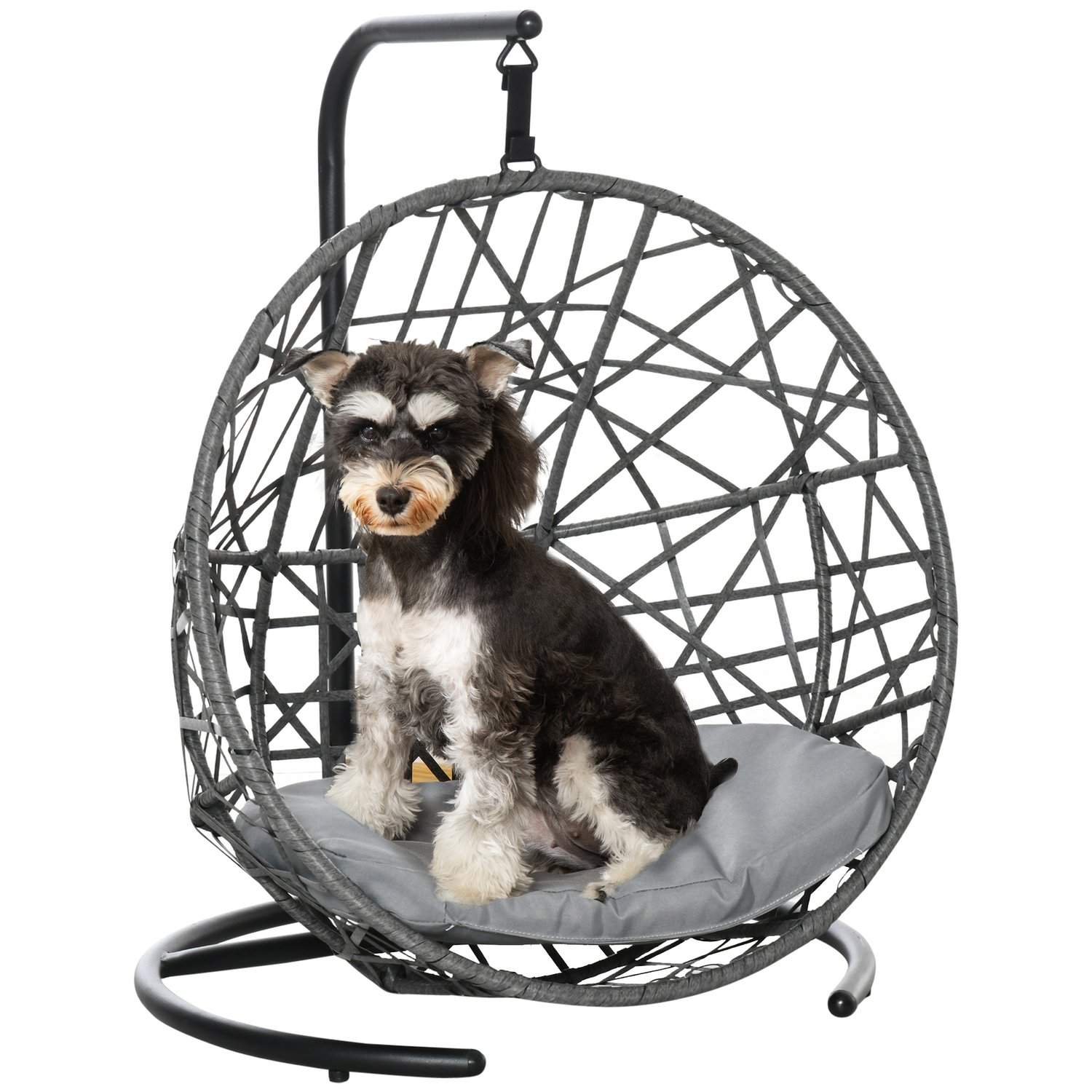 Grå sort rattan hundehus med pude udendørs