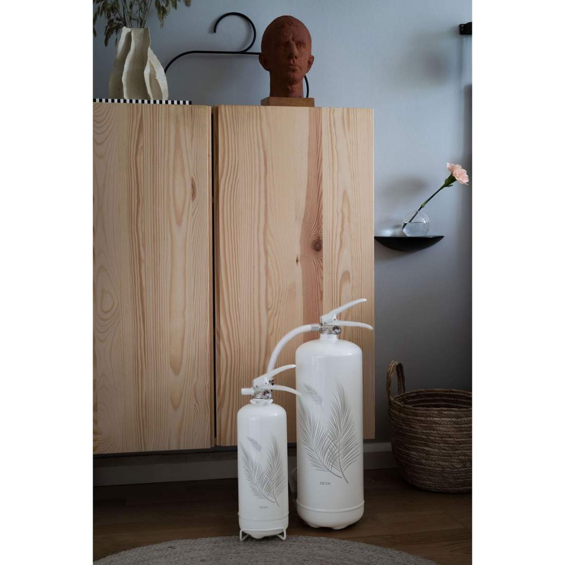 Alternativ bild 1 för NEXA Brandsläckare 2kg vit 413A Design line Palmblad