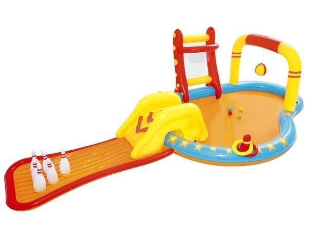Oppustelig vandlegeplads med rutsjebane og pool