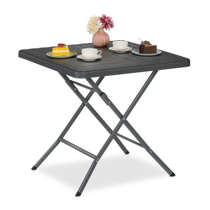 Puutarhapöytä puun tyyliin