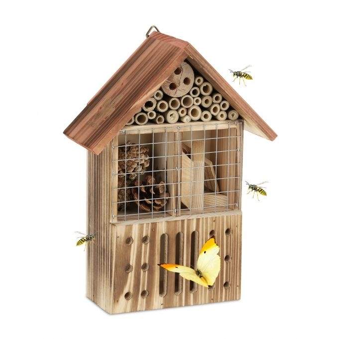 Insekthotel lavet af gran