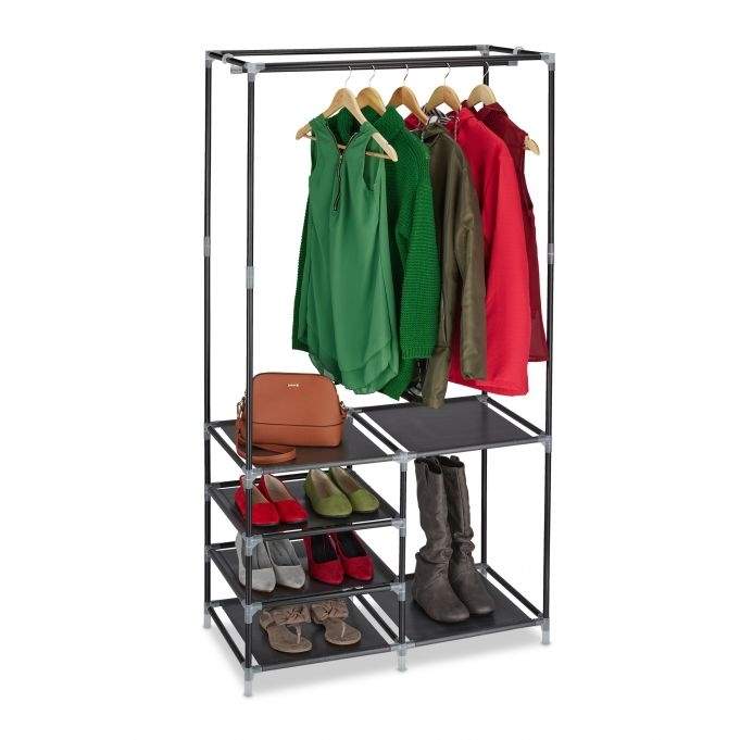Åben garderobe med skohylde