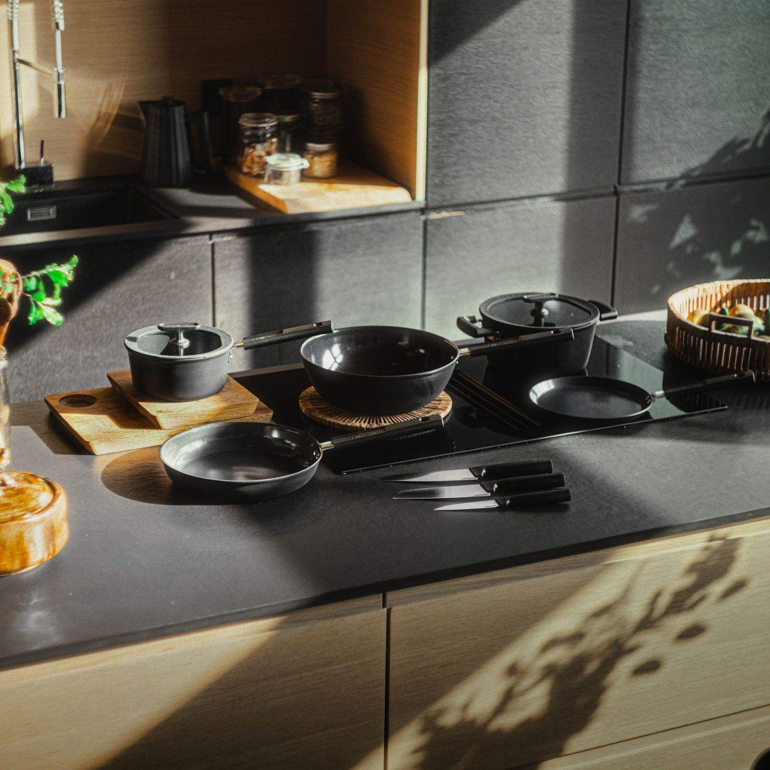 Alternativ bild 1 för Fiskars Hard Face kastrull med lock Ceratec Superior 2,5 L