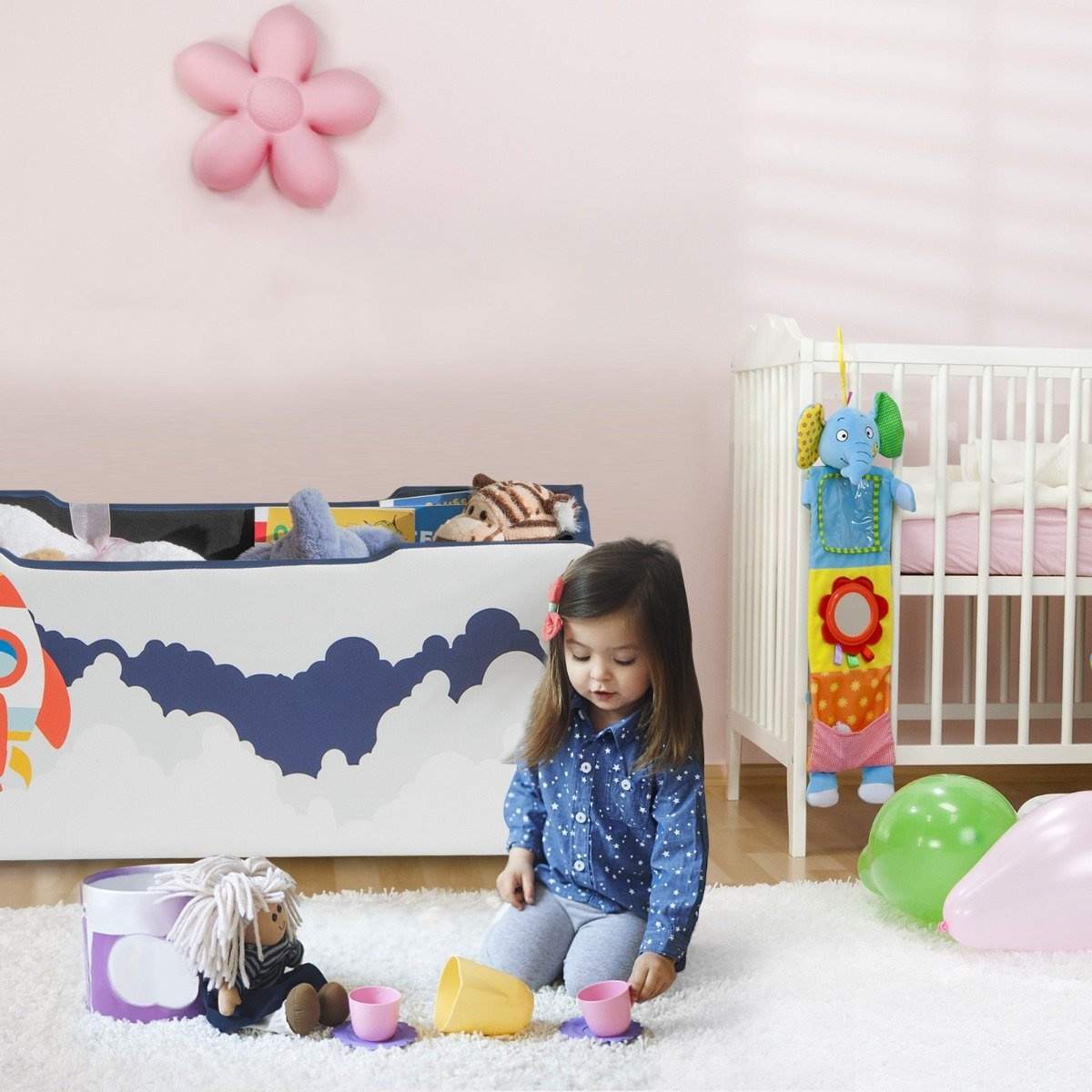 Pehmustettu lelulaatikko, jossa irrotettava kansi ja raketti- ja planeettakuvio laivastonsininen