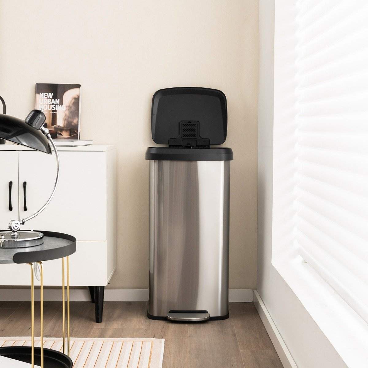 68 litran keittiön roskakori pehmeästi sulkeutuvalla kannella ja hajunpoistoosastolla hopea