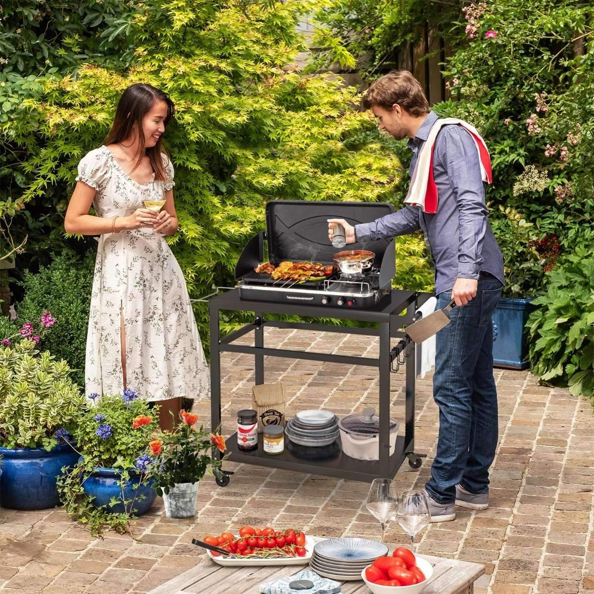 Udendørs grillvogn med to hylder, 4 låsbare hjul og sidehåndtag, sort