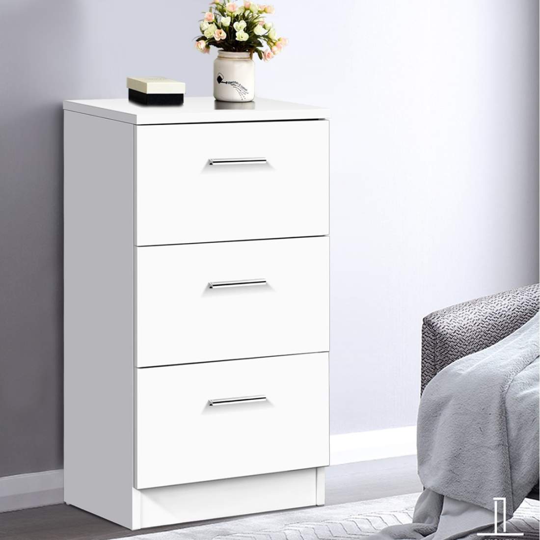 Nattduksbord med 3 lådor – kompakt, hållbar design | Hem & Hobby | Pryloteket