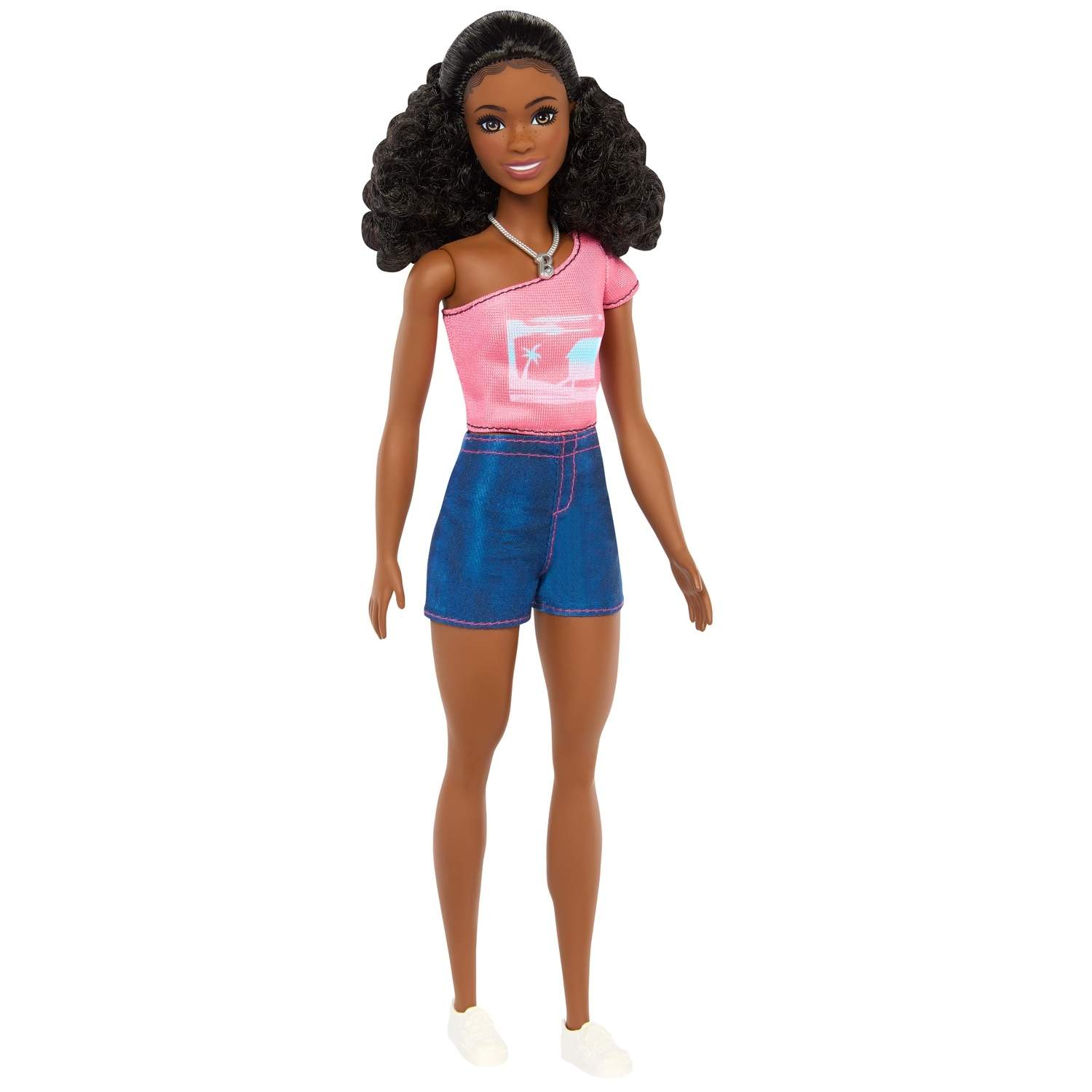 Brooklyn Barbie-dukke, koral T-shirt og jeanshorts-outfit