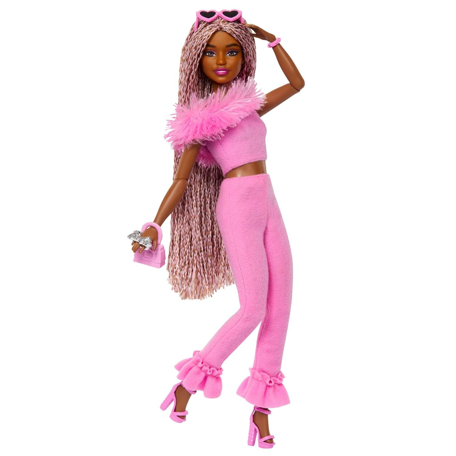Barbie-dukke med flettet lyserødt hår og pels-outfit