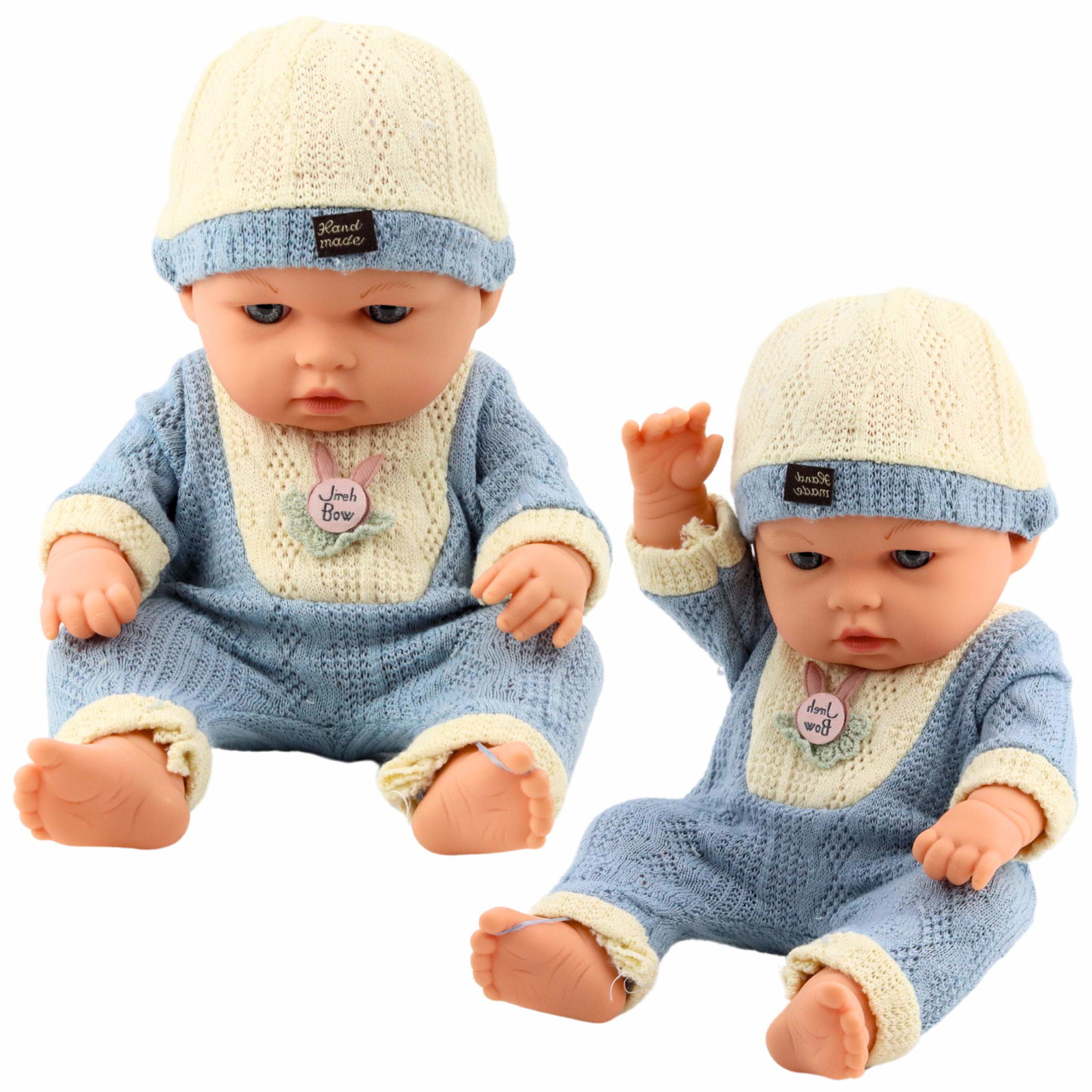 Babydukke i blåt strik-outfit med hat