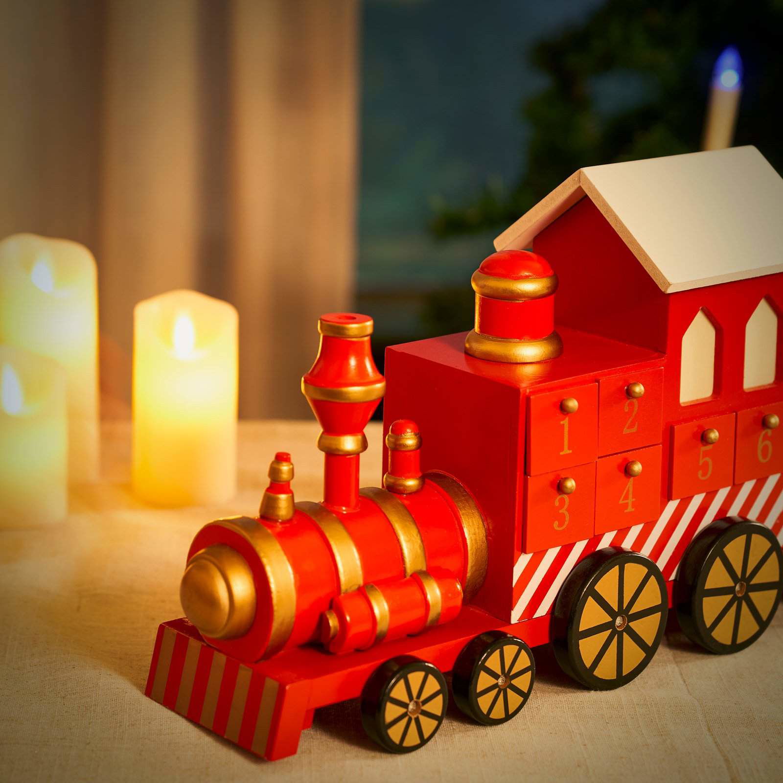 Træ-adventskalendertog – 24 genanvendelige skuffer