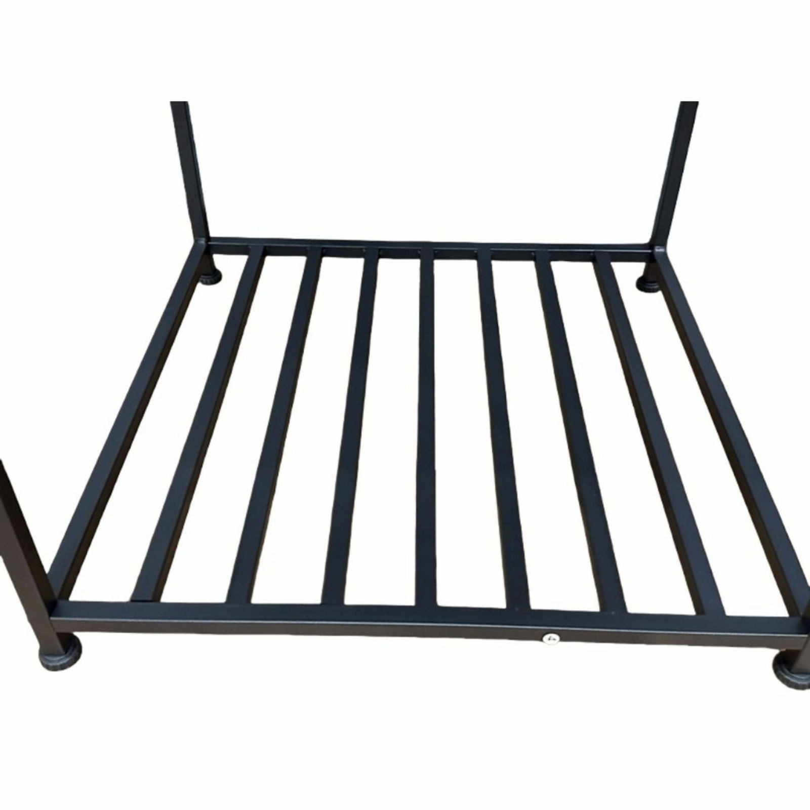 Industrielt firkantet sidebord med nethylde