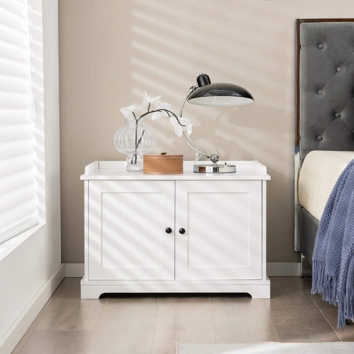 Katteskab med dobbeltdøre og kradsepude – hvid