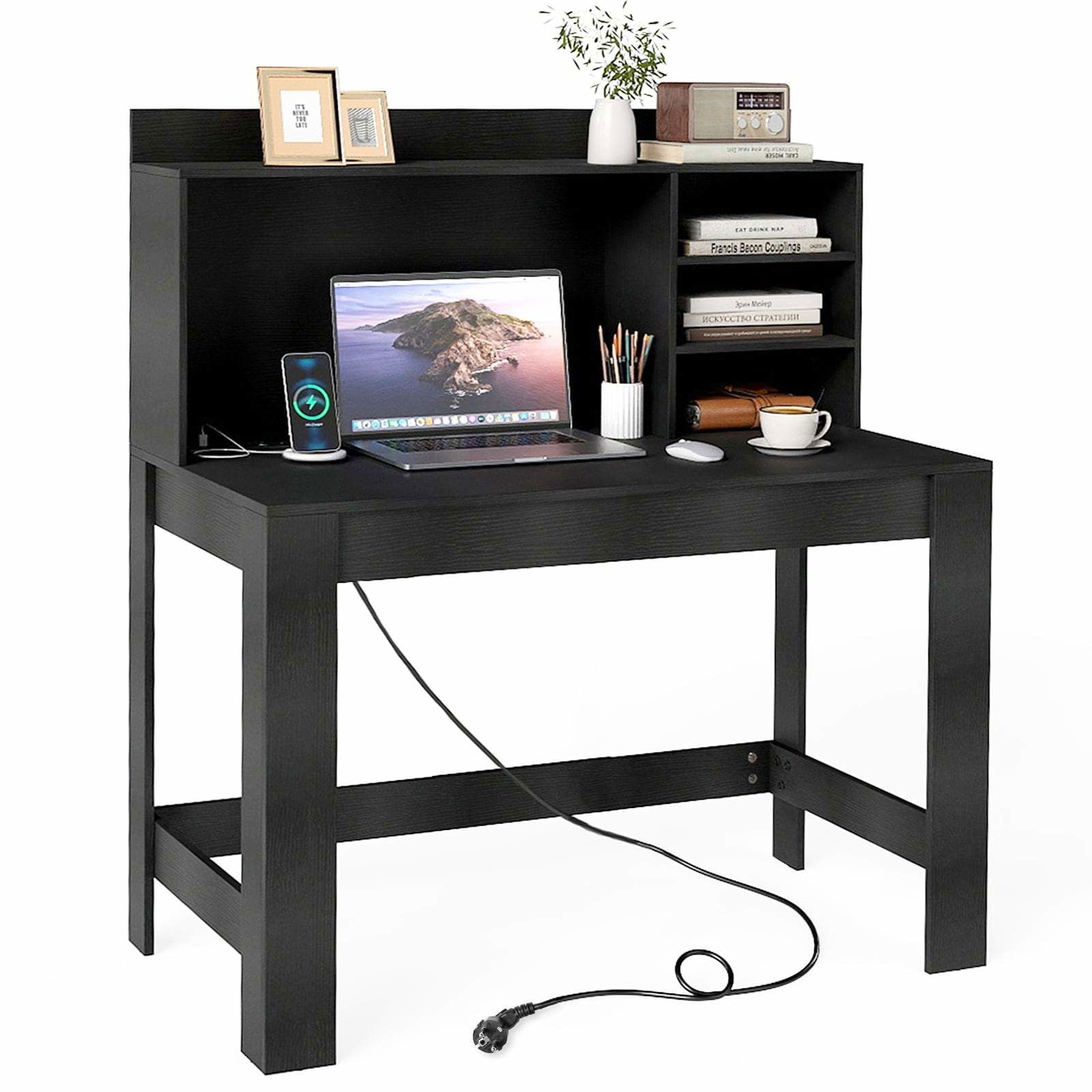 Sort computerbord med skuffe, stikkontakter og kabelhåndtering