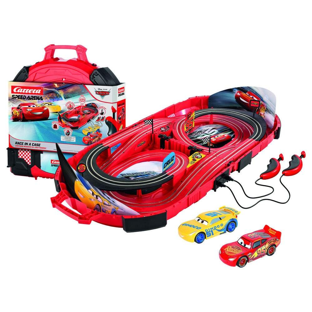 Disney Pixar Cars kører i en kasse racerbane