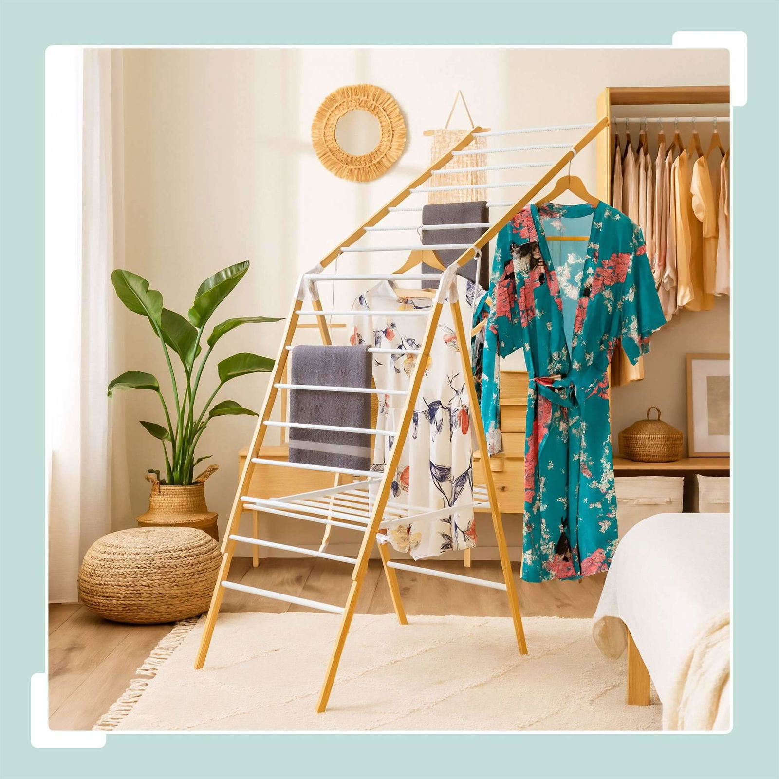 Sammenklappelig vasketøjsstativ i bambus og metal – vinget design