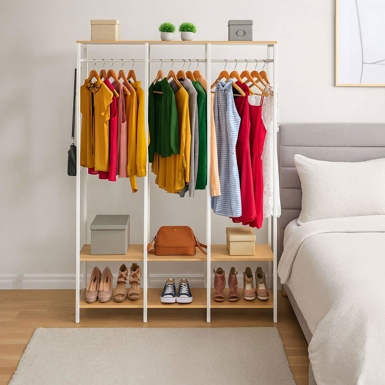 Åben garderobe med skinner og hylder – Jernramme, træpaneler