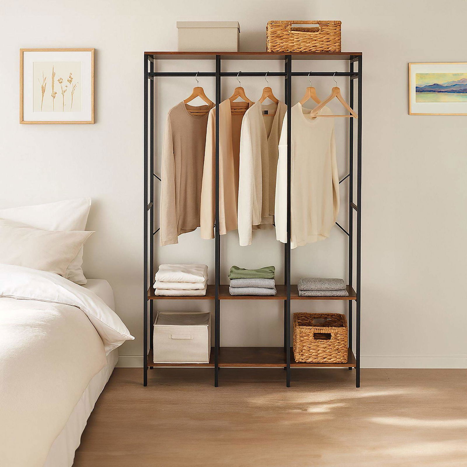 Åben garderobe med skinner og hylder – Jern- og træfinish