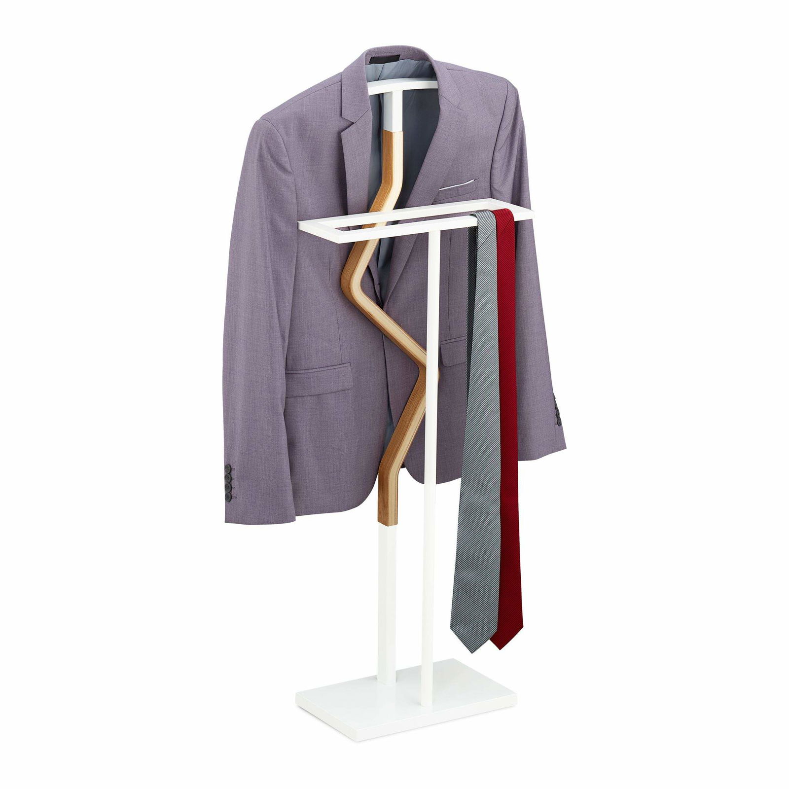 Hvidt træ- og metalstativ til kammertjenerdragt