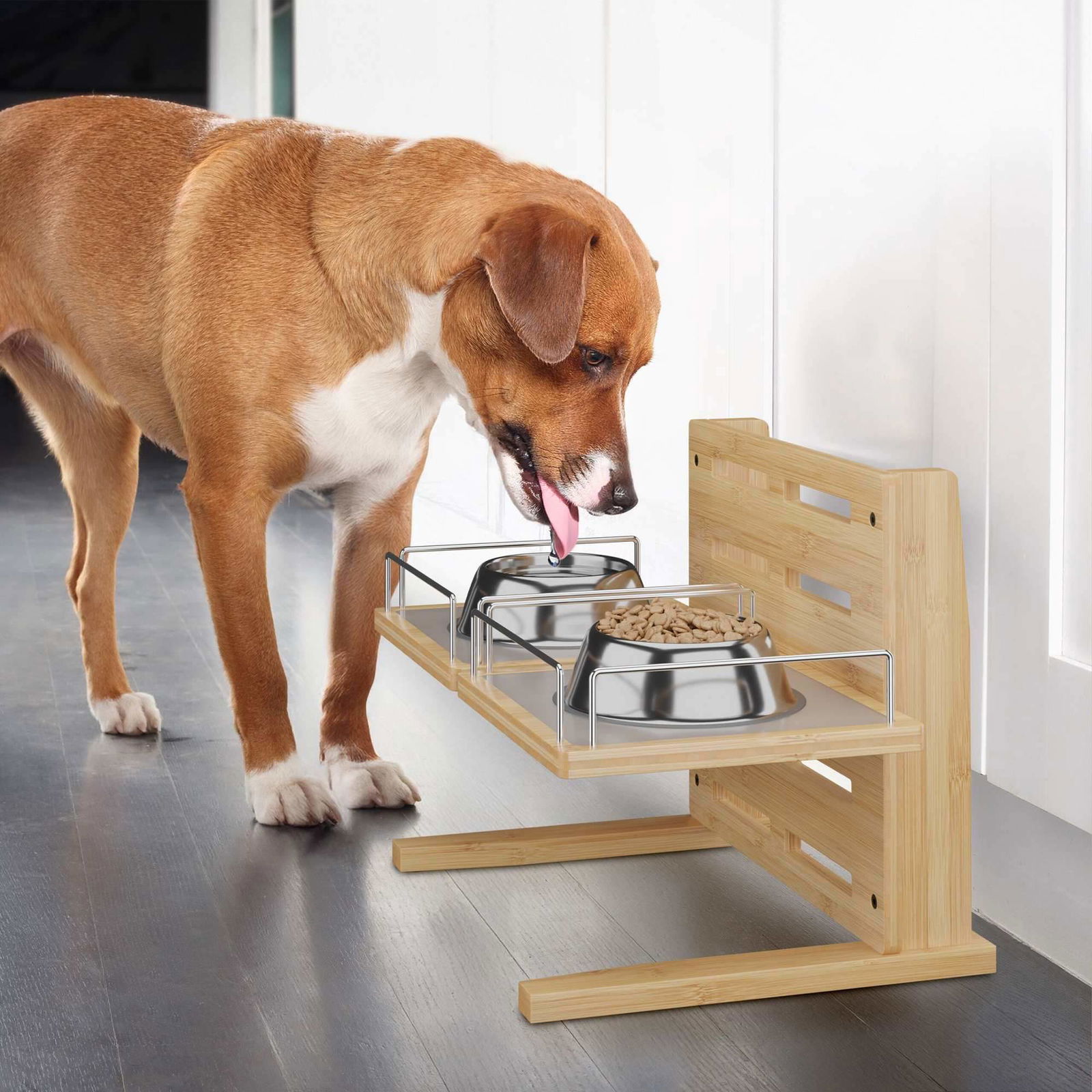 Højdejusterbar foderstation til hunde