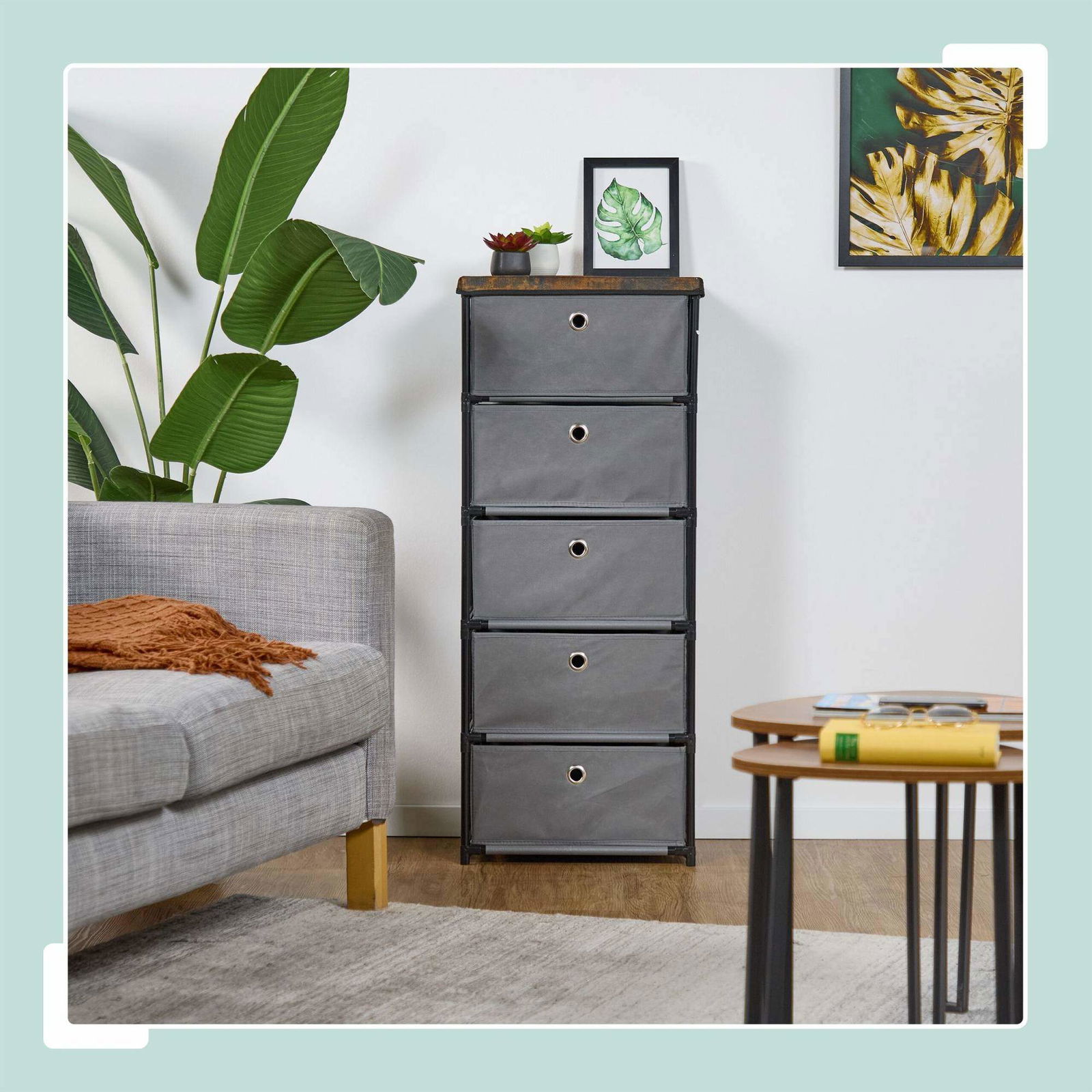 Kommode i trædesign med stofskuffer