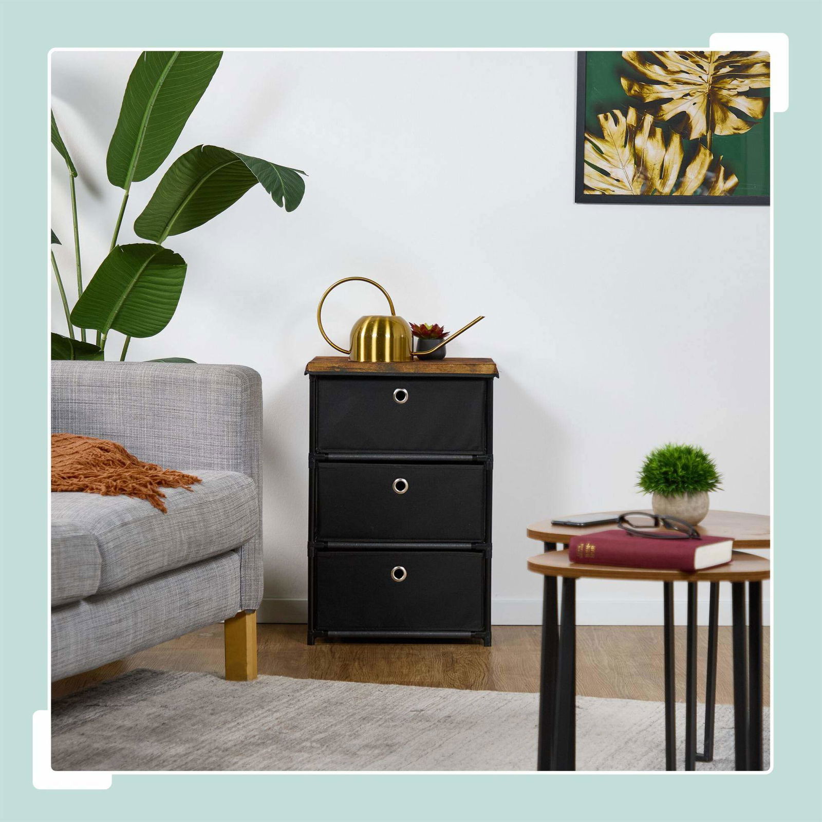 Kommode i trædesign med stofskuffer