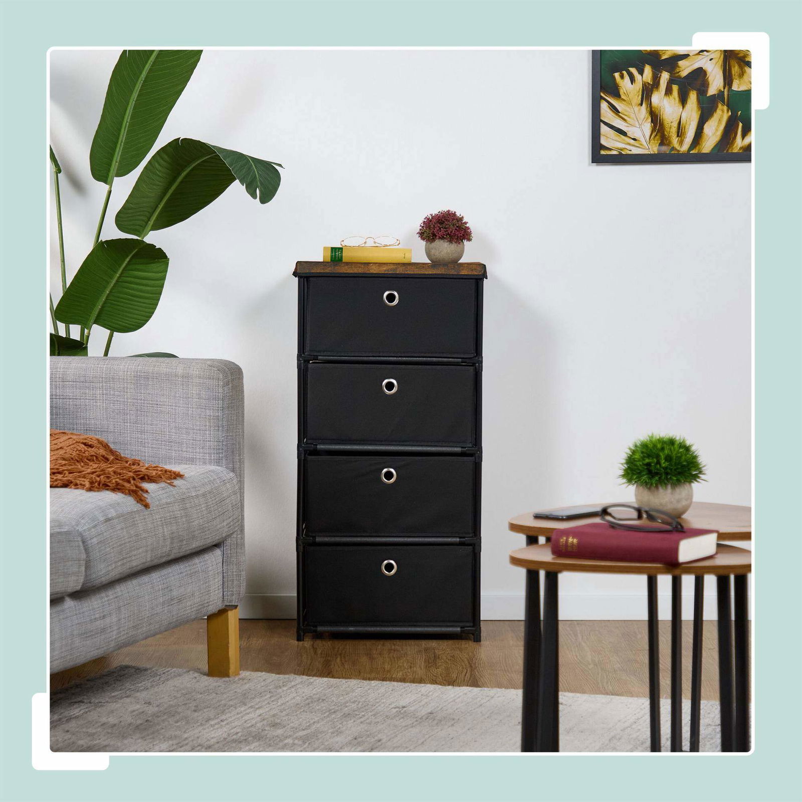 Kommode i trædesign med stofskuffer