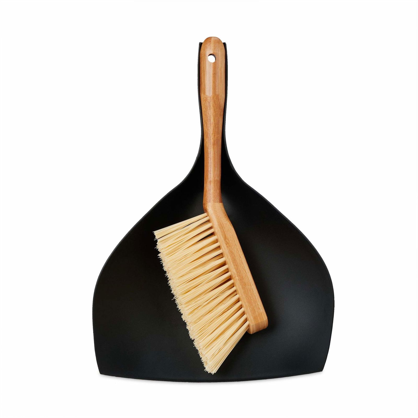 Moppen bestående af en skovl og en kost