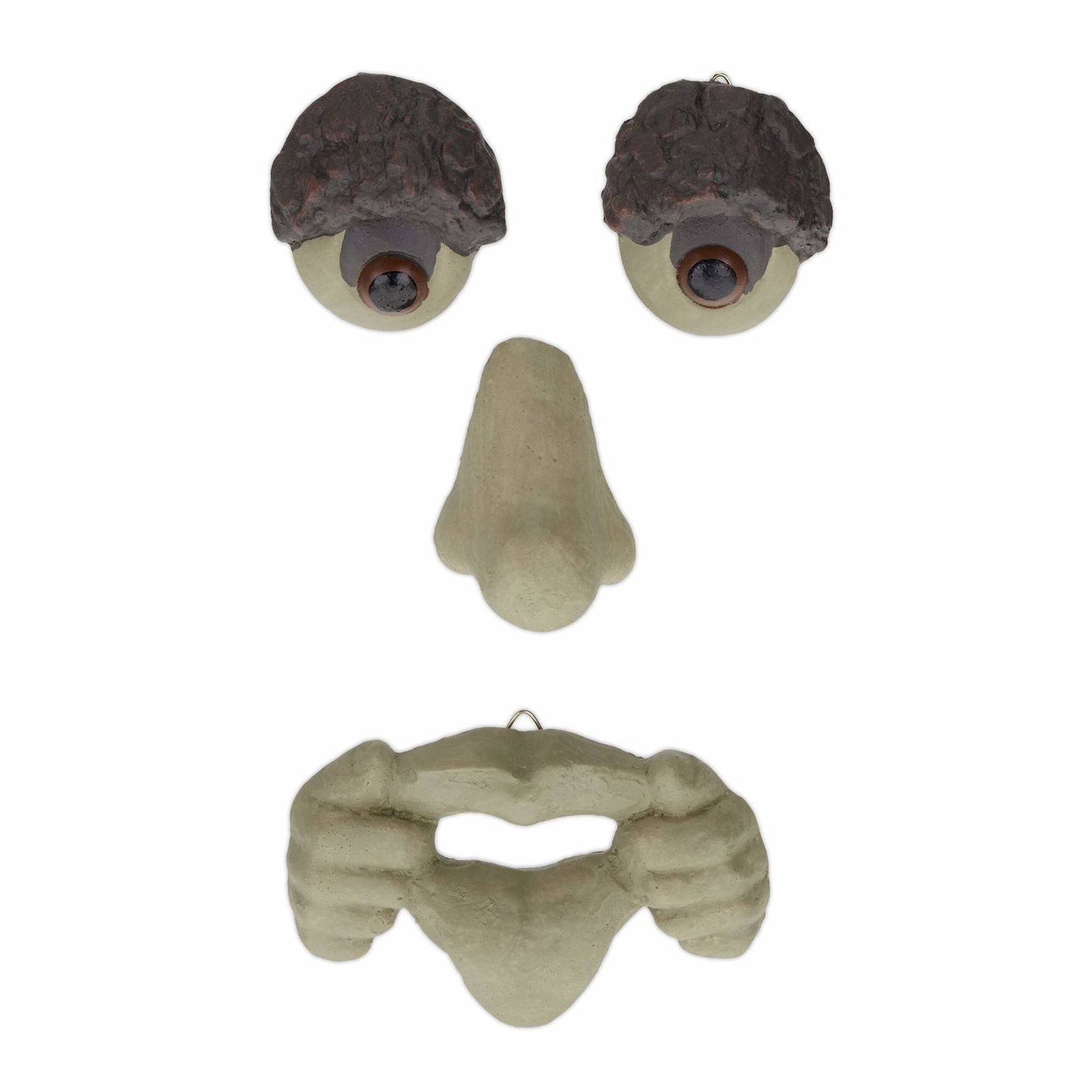 Træansigt med fremspringende tunge