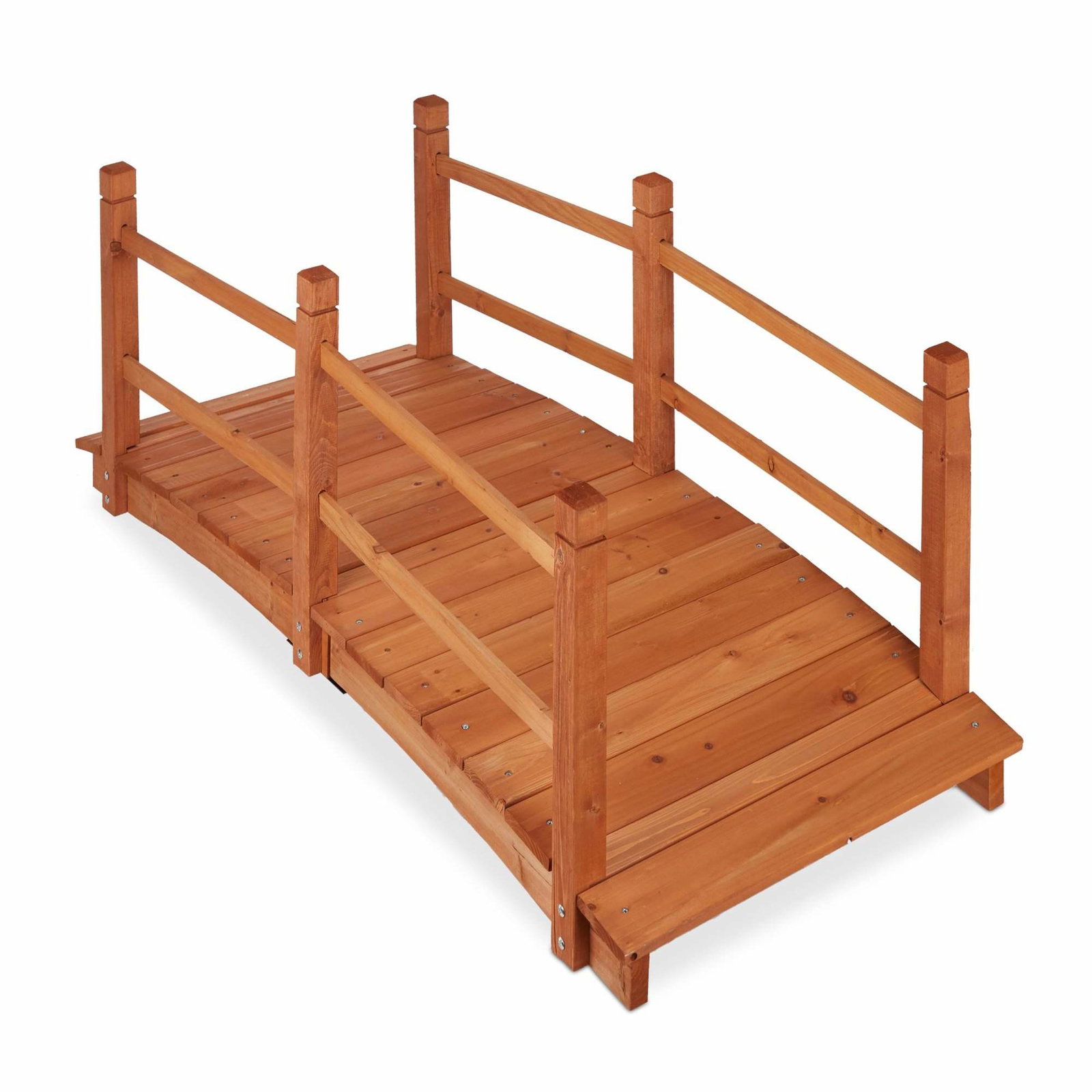 Træbro over dam med rækværk