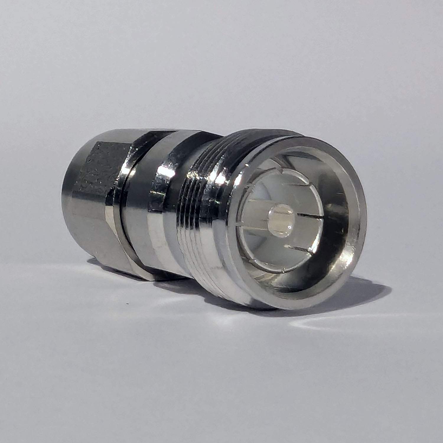 4.3-10 Hun- til N-han-adapter – Tilslut antenner og kabler