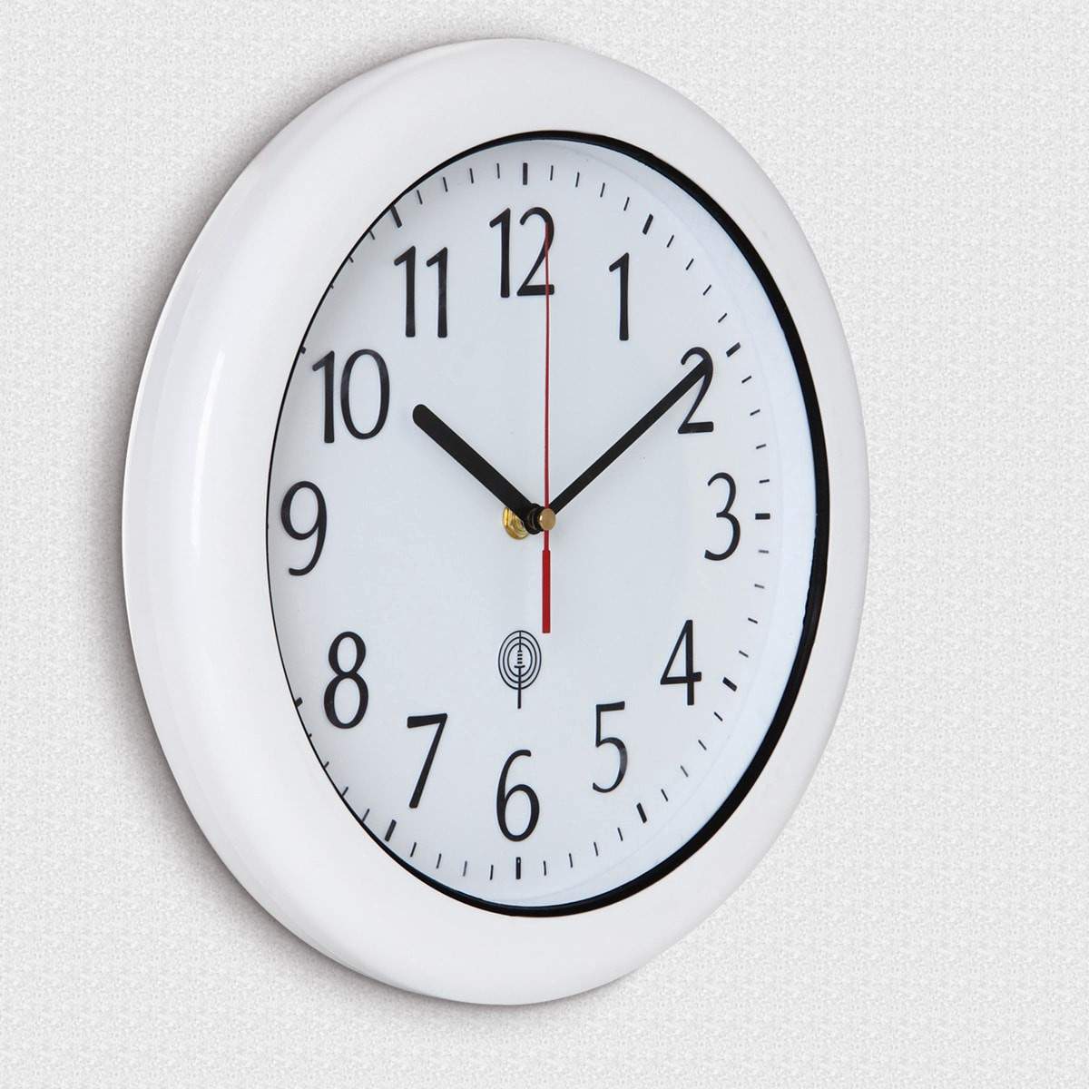 Vattentät radiostyrd väggklocka, vit Ø30cm | Hem & Hobby | Pryloteket