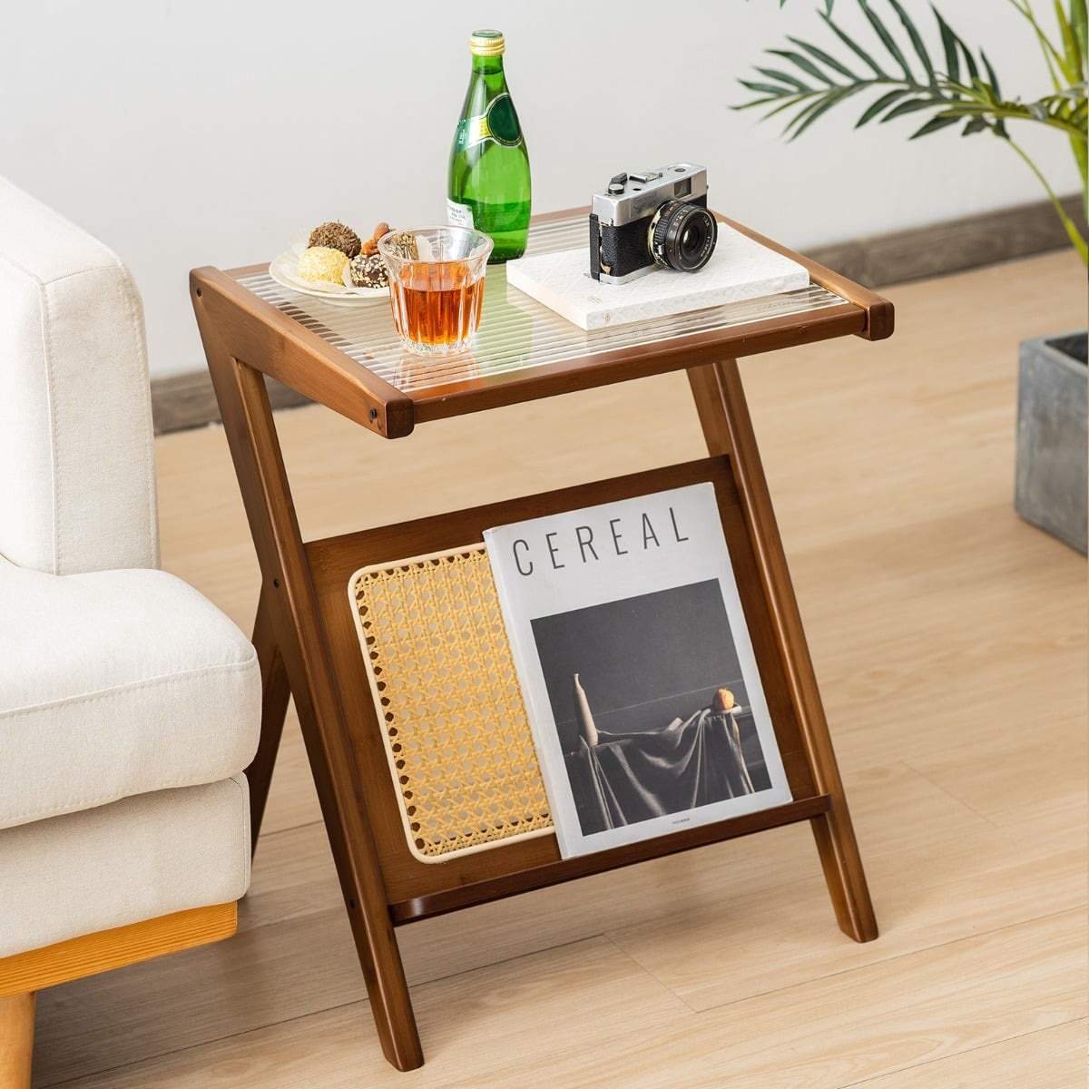 Bambus sidebord med rattanhylde og glasplade