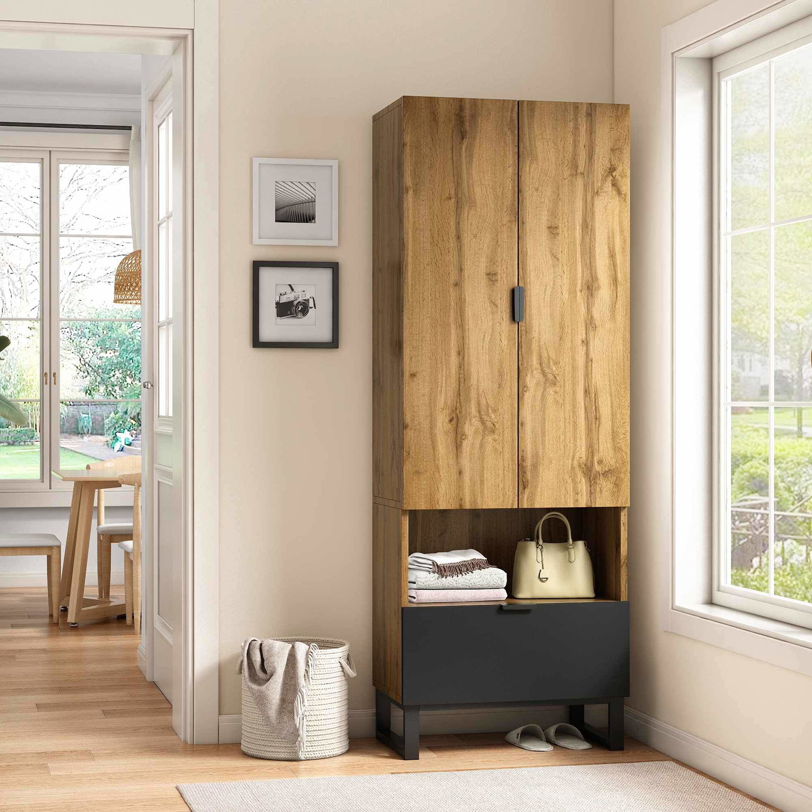Garderobe med justerbare hylder og tøjstang