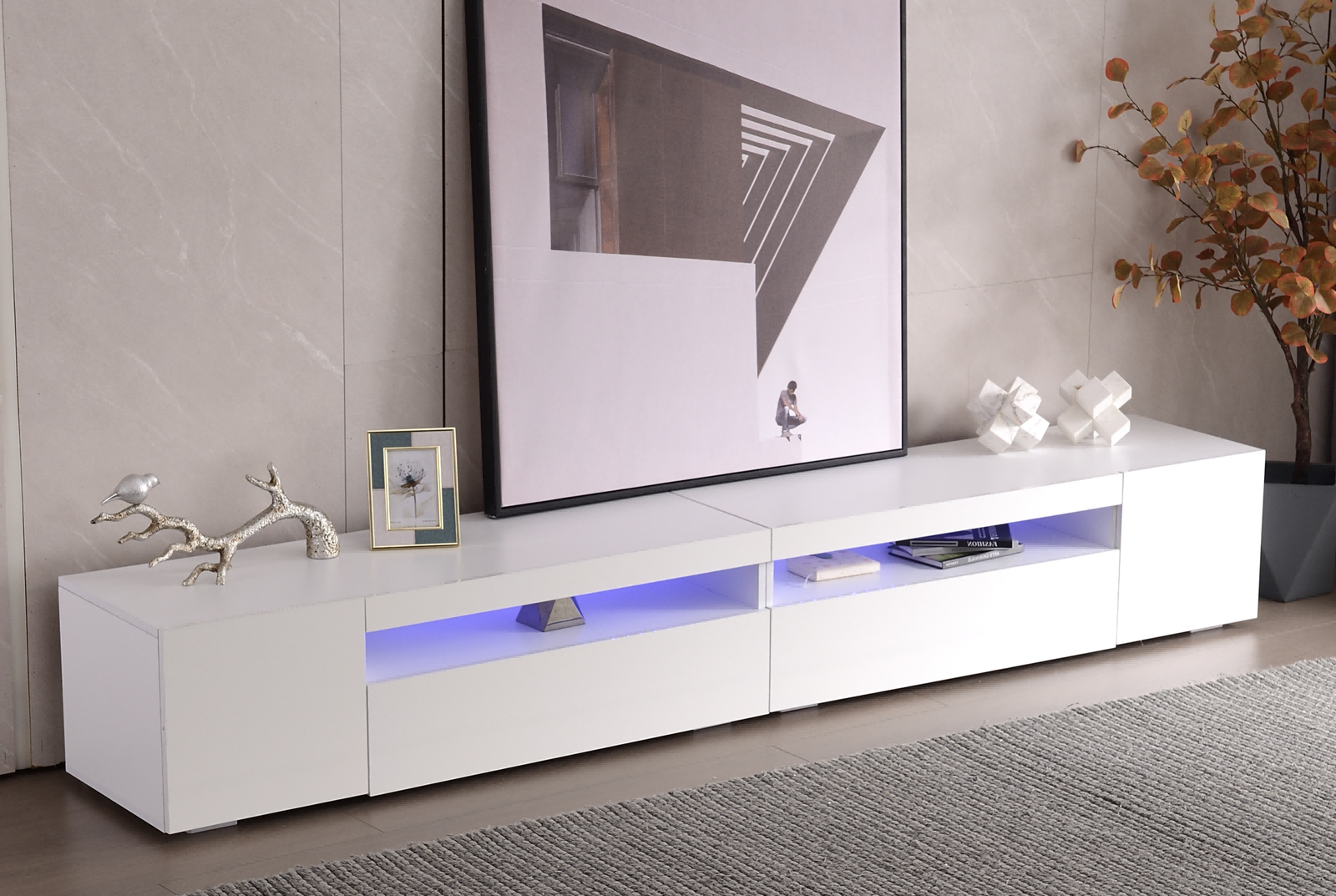 Hvidt TV-skab med LED-lys – 240 cm, symmetrisk design