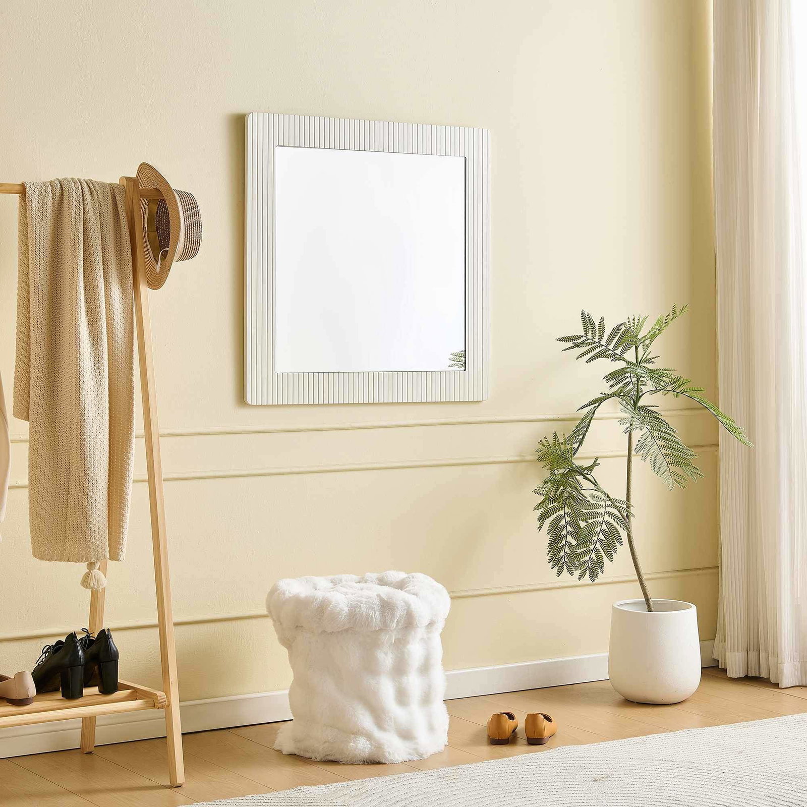 Firkantet vægspejl 80x80 cm – hvid ramme, moderne design