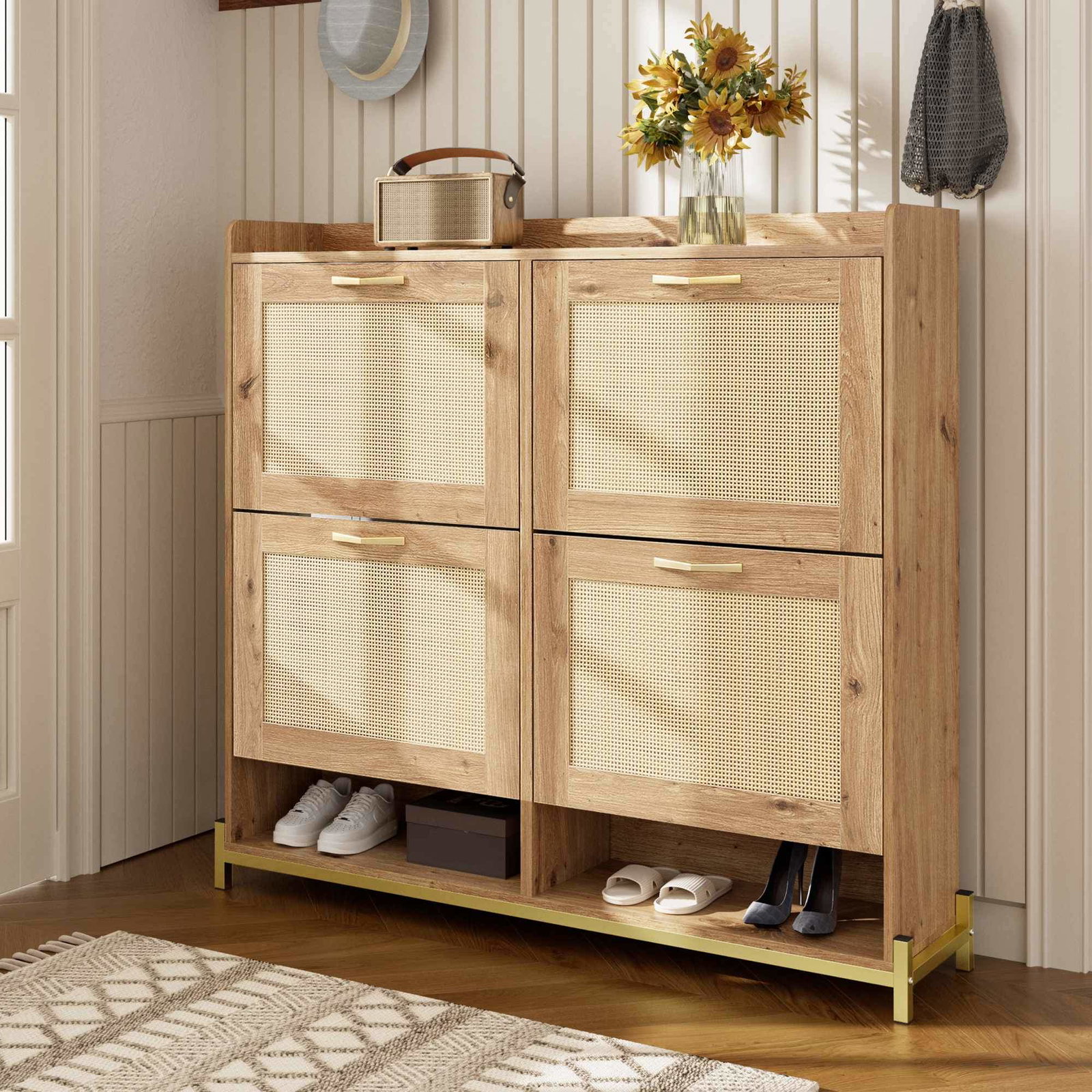 Skoskab i træ med rattanlåger – pladsbesparende design