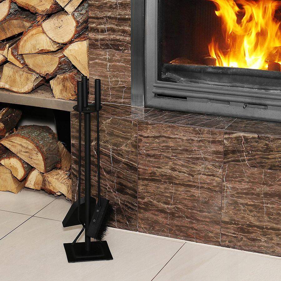 Astiat jalustalla takkaan